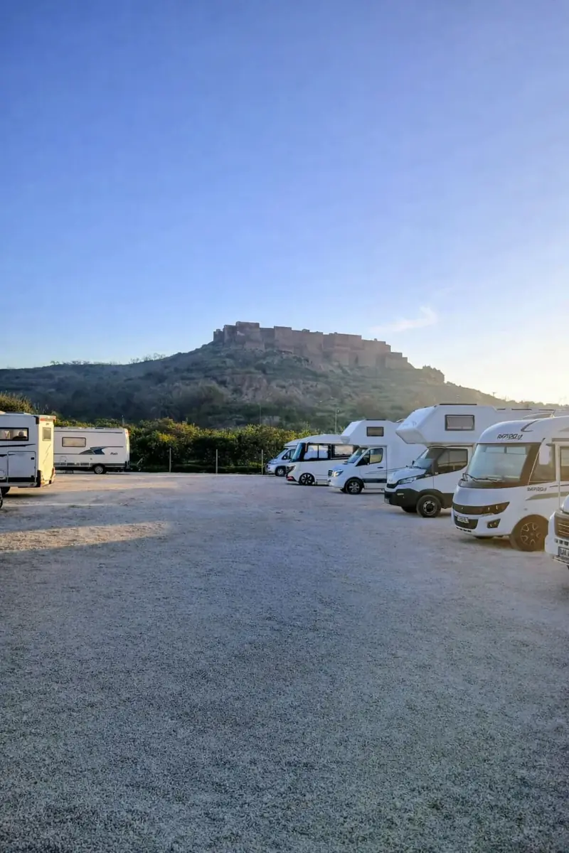 Autocaravanas junto al castillo de Monteagudo