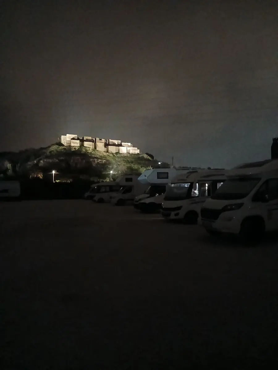 Castillo del Rey Lobo de noche