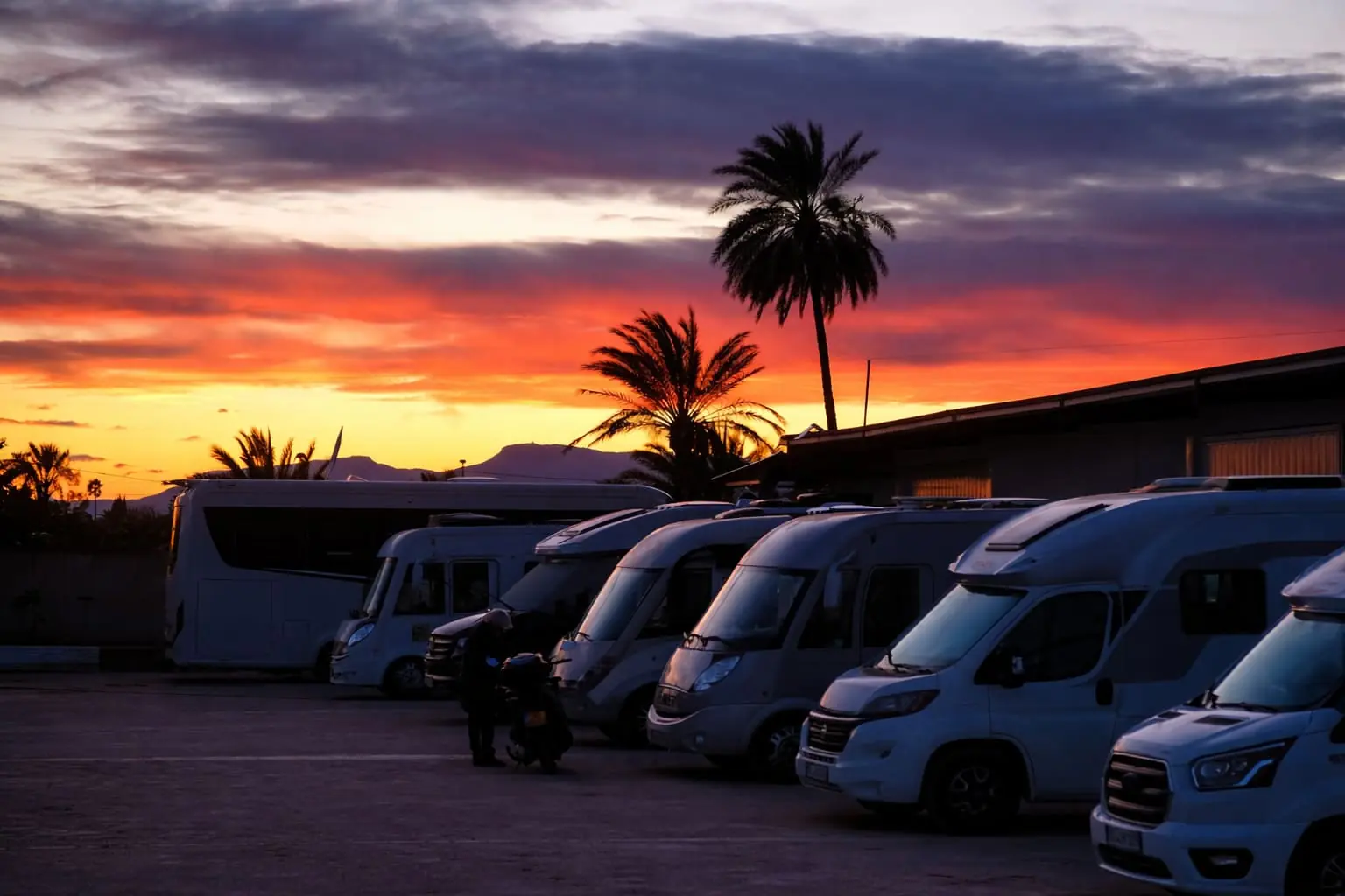 Camper Park Rey Lobo al atardecer junto a Monteagudo
